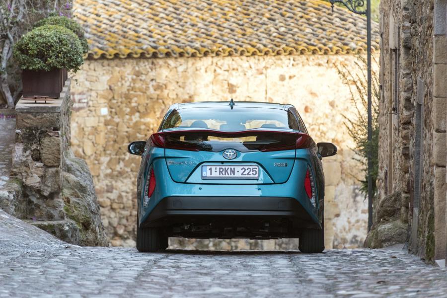  Toyota Prius Plug-in Hybrid 2016 года  (фото 19 из 187)